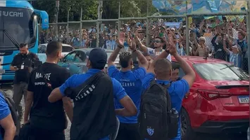 Torcida do Paysandu faz grande festa no aeroporto antes da decisiva partida contra o Brusque.