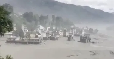 Enchente devastadora atingiu o Nepal após um terremoto de magnitude 4,4 provocar um deslizamento de terra e uma avalanche de neve e rochas.