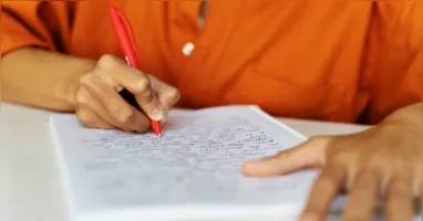Professora explica como usar o repertório sociocultural na redação do Enem 2026 e evitar referências genéricas que podem prejudicar a Competência II.