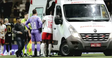 Alix Vinícius precisou ser retirado de ambulância após ficar desacordado depois de um forte choque de cabeça com Vitor Hugo na Arena MRV.