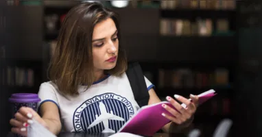 Faltando poucas semanas para o Enem 2026, não é preciso passar o dia inteiro estudando para chegar bem preparado. Organização, resolução de questões, revisão, treino de redação e boas horas de sono podem fazer a diferença na reta final.