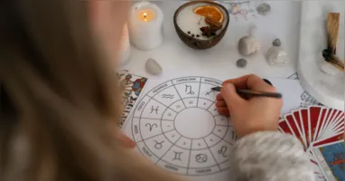 Amor, dinheiro, trabalho e novas oportunidades movimentam os signos nesta terça-feira (08/09); confira o que o horóscopo de hoje reserva para você.