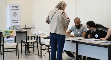 Trabalhando nas eleições de 2026? Confira os direitos a folgas e compensações garantidas pela legislação eleitoral.