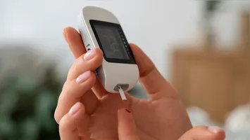 Explore os benefícios, efeitos colaterais e cuidados ao usar metformina no diabetes tipo 2, segundo especialistas e diretrizes médicas.