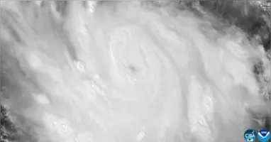 Imagem de satélite mostra o furacão Polo sobre o Pacífico, com o olho bem definido e uma extensa área de nuvens associada ao sistema.