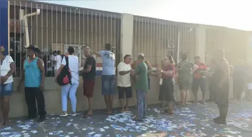 Eleitores formam fila antes das 8h para participar das eleições gerais na Escola Dom Alberto Gaudêncio Ramos, no bairro do Paar, em Ananindeua.