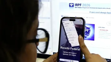Receita Federal paga 4º lote do IRPF 2026. Veja como consultar sua restituição e o que fazer em caso de problemas nas informações.