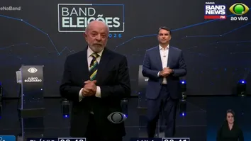 Repercussão do debate Lula e Flávio Bolsonaro na imprensa internacional, com ênfase nas acusações mútuas e no tom tenso.