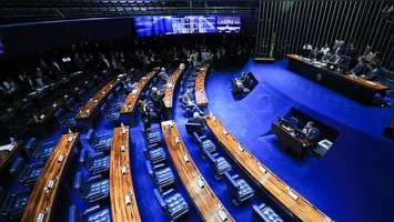 Senado começa debate sobre PEC que visa abolir escala 6x1. A proposta precisa passar por votação em dois turnos antes da promulgação.