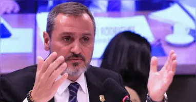 Andrei Rodrigues, diretor-geral da Polícia Federal, foi afastado preventivamente do cargo por decisão do ministro André Mendonça, do STF.