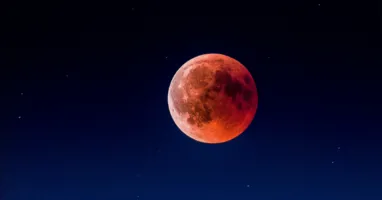 Um eclipse lunar parcial poderá ser visto em todo o Brasil na madrugada desta sexta-feira (28/08).