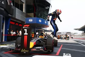 Verstappen triunfa no GP do Bahrein em corrida marcada por chuva forte e atraso