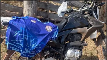 Suspeito abandonou moto e foi encontrado em área de mata
