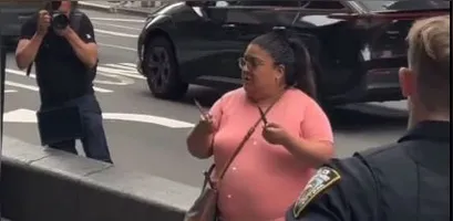 Mulher é morta por policiais em Times Square após atacar duas pessoas