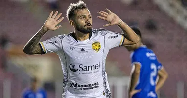 Atacante uruguaio já treina com o Papão e espera os trâmites burocráticos