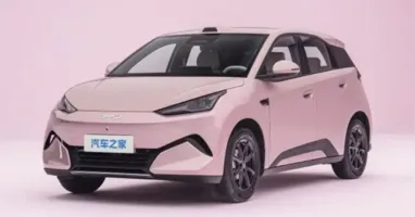 Nova geração do BYD Dolphin Mini cresce, ganha motor traseiro de 129 cv, porta-malas dianteiro e mais espaço interno para enfrentar rivais como o Geely EX2.
