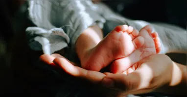 A criança de 11 anos deu à luz em casa e foi encaminhada ao hospital com o bebê; o caso é investigado pela Polícia Civil como estupro de vulnerável.