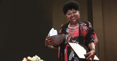 Familiares, amigos, estudantes e admiradores se reúnem para a despedida de Zélia Amador de Deus