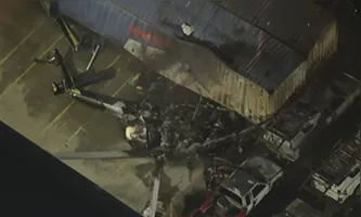 Um helicóptero da NBC Los Angeles cai em Chatsworth, resultando na morte de três pessoas. Investigações estão em andamento sobre as causas da tragédia.