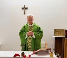 O Papa Leão XIV recebeu alta hospitalar no sábado, 17 de outubro de 2026, e retornou ao Vaticano.