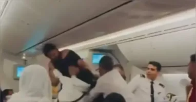 Dois passageiros trocaram socos dentro de um avião da Biman Bangladesh Airlines durante um voo de Londres para Bangladesh