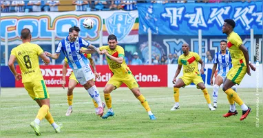 Jogo na 1ª fase terminou 1 a 1 e, no lance desta foto, um gol legítimo do Papão foi anulado.