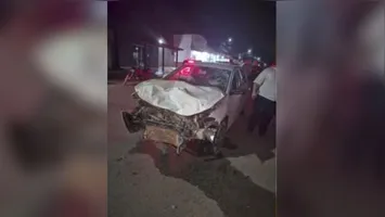 Veículo ficou completamente destruído e destroços se espalharam pela pista após colisão no cruzamento da Avenida Carajás.