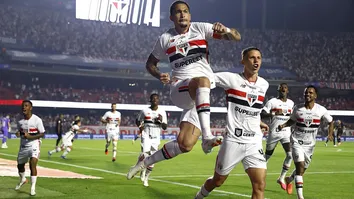 São Paulo vence Bragantino por 2 a 1, encerra jejum no Brasileirão e se afasta da zona de rebaixamento. Veja como foi a partida!
