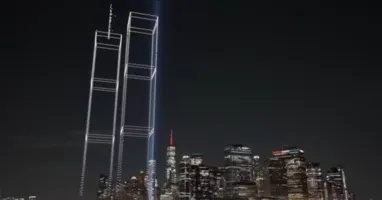25 anos após o 11 de Setembro, as Torres Gêmeas voltaram a iluminar o céu de Nova York; 2.977 drones reproduziram o contorno dos prédios destruídos, representando cada uma das vítimas dos atentados de 2001.