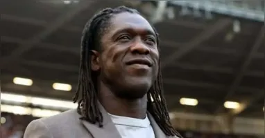 Clarence Seedorf chega ao Brasil para iniciar os trabalhos no Corinthians e tem a missão de afastar o time da zona de rebaixamento do Campeonato Brasileiro.