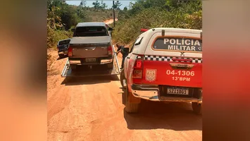 Agente do 13º BPM atua na recuperação da Toyota Hilux encontrada em área de mata na Vicinal Tucunaré, zona rural de Tucuruí.