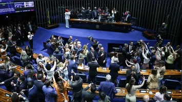 Veja como votaram os senadores sobre o fim da escala 6x1 no Brasil e as implicações da nova PEC aprovada.
