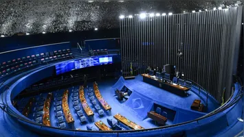 Senado debate emenda que acaba com a escala de trabalho 6x1, propondo jornada de 40 horas e dois dias de descanso. Votação pode ocorrer na próxima semana.