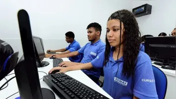 Cursos no Senai: há opções gratuitas e pagas, com oportunidades em diferentes áreas de formação.