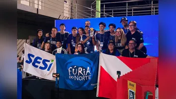 Estudantes da equipe Fúria do Norte, do SESI Marabá, comemoram a vitória no FTC Off-Season Pernambuco 2026 ao lado do robô desenvolvido para as disputas.