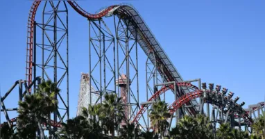 A montanha-russa X2, do parque Six Flags Magic Mountain, na Califórnia, está fechada após novos relatos de passageiros que afirmam ter sofrido lesões cerebrais.
