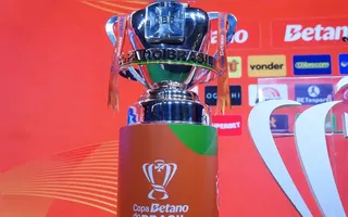 Descubra como o novo acordo da CBF transforma a transmissão da Copa do Brasil até 2030, com pacotes multimídia e aumento de receitas.
