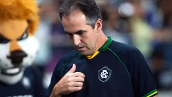 Léo Condé deixa o Remo em meio a uma crise na Série A, após 30 jogos e apenas 8 vitórias.