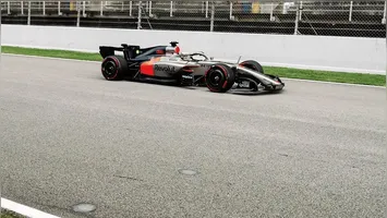 Gabriel Bortoleto enfrenta dificuldades no GP da Holanda e termina em 13º.