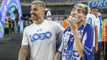 Meia Marcinho e Pampam no gramado do Mangueirão
