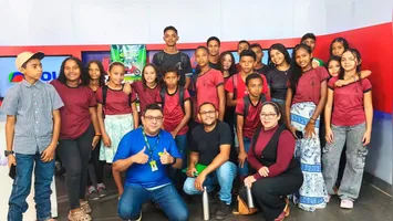 Alunos da Escola Carlos Marighella visitam a redação do Grupo RBA, em Marabá, para aprender sobre a produção de notícias e o combate às fake news.