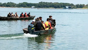 Equipes do Corpo de Bombeiros, militares do 52º BIS e diretoria do Círio avaliam as condições de navegabilidade do Rio Tocantins, em Marabá.