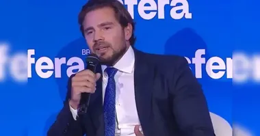 Mensagens da PF sugerem ligação entre Daniel Vorcaro e a Pixbet, revelando supostas fraudes e o impacto no futebol.