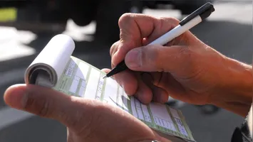 Descubra cinco multas de trânsito que podem custar até R$ 2.934,70. Entenda suas consequências e saiba como evitá-las.