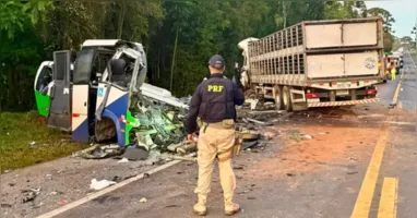 Um acidente entre um ônibus da Secretaria de Saúde de Imbituva e uma carreta deixou pelo menos 23 mortos e cinco feridos na BR-373, na madrugada desta quarta-feira (19).