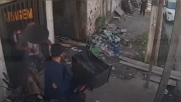 O suspeito tentou disfarçar, mas acabou sendo surpreendido pelo dono da moto, que é PM aposentado