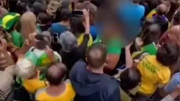 Segundo o depoimento, ela se assustou, reagiu e o suspeito fugiu em meio ao público.
