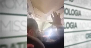 Imagens registradas por um dos passageiros mostram o momento em que a estrutura despenca sobre os viajantes