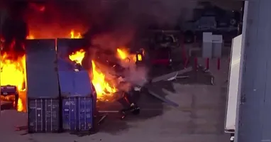 Imagens mostram o momento em que o helicóptero de uma emissora de TV cai durante uma cobertura ao vivo em Los Angeles, nos Estados Unidos. O acidente deixou três mortos, entre eles o piloto e um repórter.