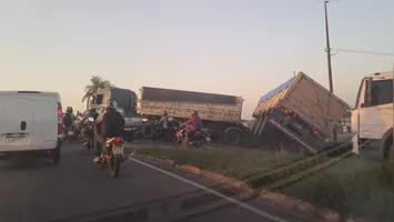 Caminhão tomba no viaduto do Coqueiro em Ananindeua, causando lentidão no trânsito; saiba mais sobre o acidente e as recomendações para motoristas.